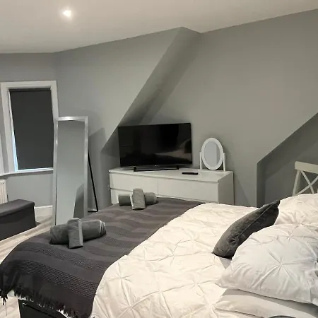 Entire Spacious 4 Bedroom Apartment In Bournemouth-3