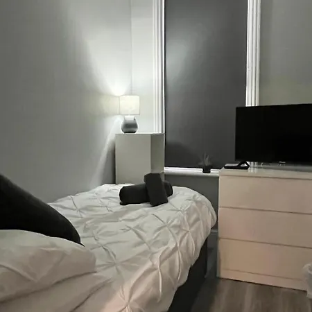 Entire Spacious 4 Bedroom Apartment In Bournemouth-2
